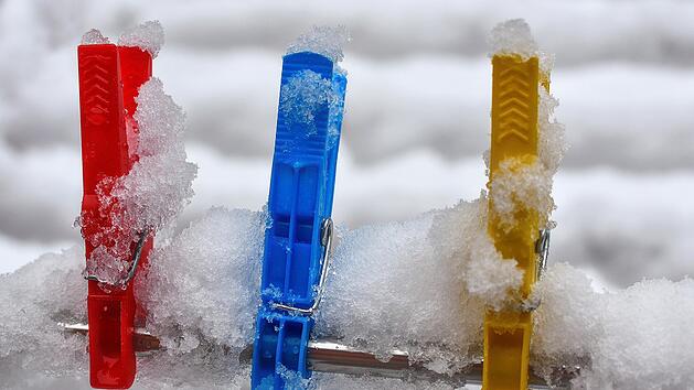 Symbolbild: W&auml;scheklammern im Winter