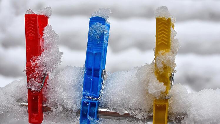 Symbolbild: Wäscheklammern im Winter