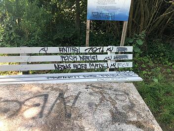Bänke und Tische in Möhrendorf vermüllt und beschmiert
