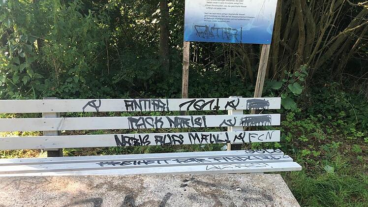 Bänke und Tische in Möhrendorf vermüllt und beschmiert