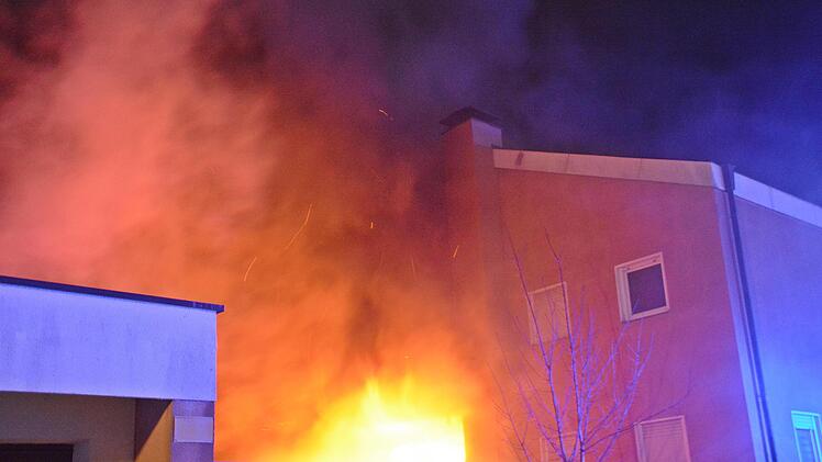 Zum Vollbrand entwickelte sich ein Feuer, das als Balkonbrand gemeldet worden war. In Minutenschnelle schlugen die Flammen auf das angrenzende Wohnzimmer und die Küche im Erdgeschoss über. Foto. Hanns Friedrich