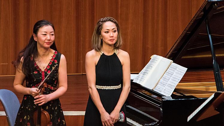 Die Pianistin Kyoko Frank, die Geigerin Megumi Ideka und der Hornist Jonathan Baur beeindruckten das Publikum im Coburger Kongresshaus.