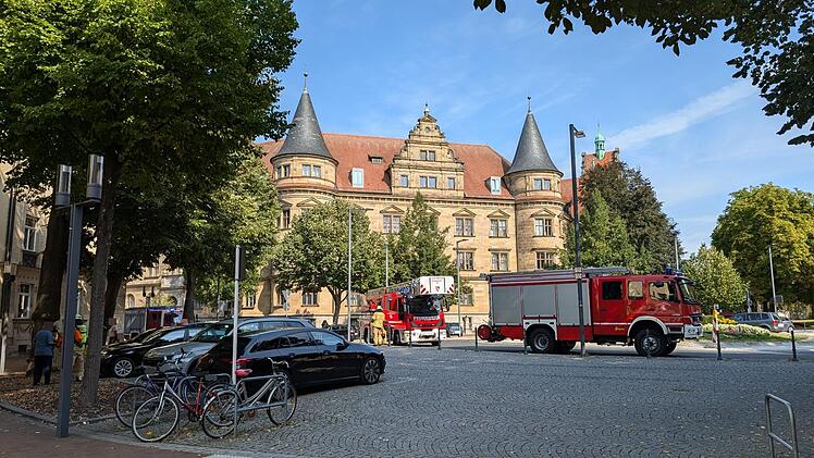 Bamberg: Sehr lautes Piepsen am Wilhelmsplatz - Feuerwehreinsatz in Innenstadt