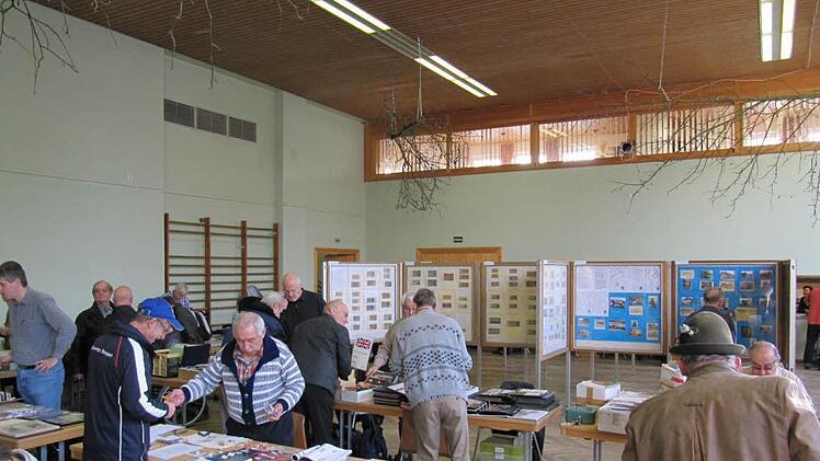 23 Schautafeln (im Hintergrund) und unzählige Tische mit Münzen, Krügen, Orden, Alben, Büchern und Sammelbildern.