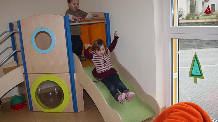 Tizian und Lotte toben sich auf der Rutsche aus.