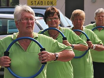 Die Frauen sind konzentriert bei der Sache: Pilates-Übungen mit Ringen, die kraftvoll gedrückt werden. Foto: Gerd Schaar