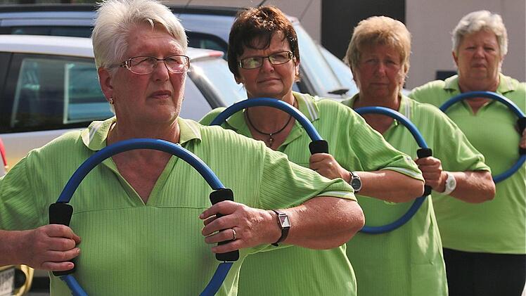 Die Frauen sind konzentriert bei der Sache: Pilates-Übungen mit Ringen, die kraftvoll gedrückt werden. Foto: Gerd Schaar