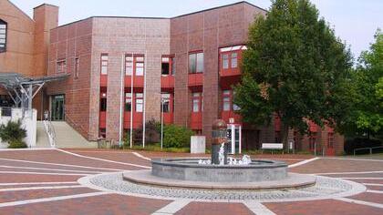 Zentrum von Rödental ist der Bürgerplatz mit dem Rathaus.