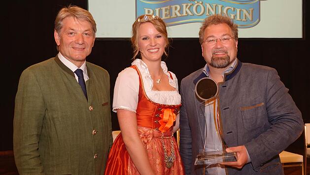 Die neue Bierkönigin Marlene Speck mit Bieridee-Gewinner Markus Raupach (r.) und MdL Heinrich Rudrof Foto: Claudia Carl