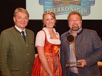 Die neue Bierkönigin Marlene Speck mit Bieridee-Gewinner Markus Raupach (r.) und MdL Heinrich Rudrof Foto: Claudia Carl