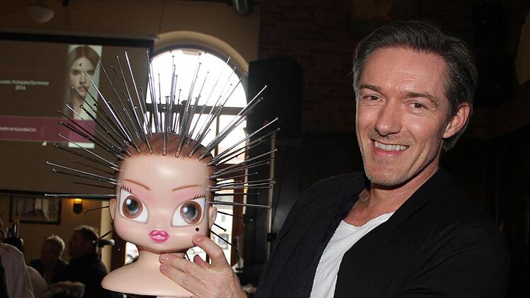 Kobeck zeigte in Kulmbach seine Freezzee-Puppe. Durch die Stäbe bekommen Azubis ein Gefühl für Längenverhältnisse.