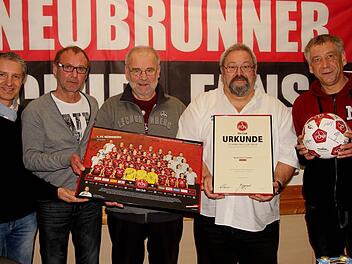 Geschenke gab es vom Traditionsverein 1. FC Nürnberg für den Fanclub aus Neubrunn. Von links Horst Derra, Spieler der Traditionself, Ex-Nationalspieler Dieter Eckstein, Fan-Verbands-Vertreter Karl Teplitzky, Vorsitzender Dieter Schönmüller und Fan-Beauftragter Jürgen Bergmann.