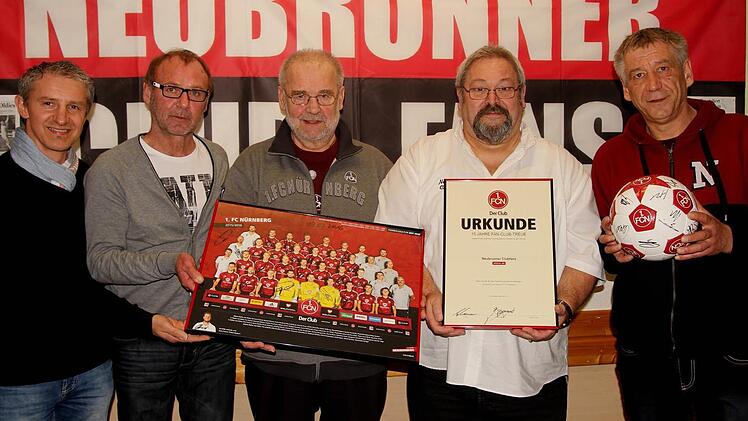 Geschenke gab es vom Traditionsverein 1. FC Nürnberg für den Fanclub aus Neubrunn. Von links Horst Derra, Spieler der Traditionself, Ex-Nationalspieler Dieter Eckstein, Fan-Verbands-Vertreter Karl Teplitzky, Vorsitzender Dieter Schönmüller und Fan-Beauftragter Jürgen Bergmann.