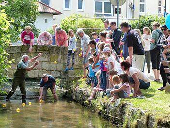 Viel Spaß - nicht nur beim Entenrennen - hatten die Kinder beim Familienfest der CSU. Foto: Brigitta Kempe-Wolf