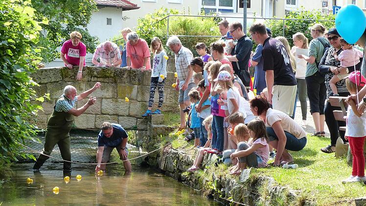Viel Spaß - nicht nur beim Entenrennen - hatten die Kinder beim Familienfest der CSU. Foto: Brigitta Kempe-Wolf