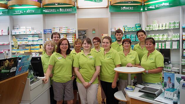 Apotheker Stefan Sigloch und das Team der Lamm-Apotheke neben dem Kitzinger Rathaus freuen sich &uuml;ber die hervorragende Bewertung der Kunden.  Fotos: R&ouml;llinger