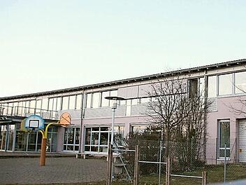 An der Ostseite der Anton-Wölker-Schule in Höchstadt wird wegen steigender Anmeldezahlen in den Kindereinrichtungen angebaut (rechte Seite des Gebäudes). Fotos: Christian Bauriedel