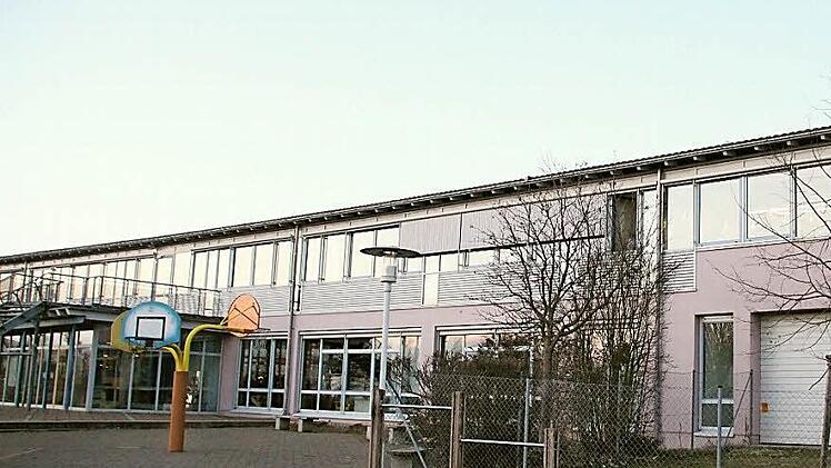 An der Ostseite der Anton-Wölker-Schule in Höchstadt wird wegen steigender Anmeldezahlen in den Kindereinrichtungen angebaut (rechte Seite des Gebäudes). Fotos: Christian Bauriedel