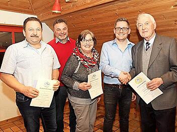 Ehrungen bei der Dorfgemeinschaft: Rainer Fellisch (links) und Karin Hofmann (Dritte von links) wurden für 25 Jahre Mitgliedschaft geehrt. Eine besondere Auszeichnung gab es für Hermann Zarth (rechts) durch Vorsitzenden Andreas Lorenz (Vierter von links) und Zweiten Bürgermeister Wolfgang Schultheiß.  Foto: M. Stelzner