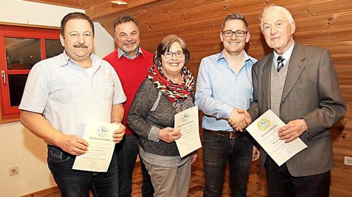 Ehrungen bei der Dorfgemeinschaft: Rainer Fellisch (links) und Karin Hofmann (Dritte von links) wurden für 25 Jahre Mitgliedschaft geehrt. Eine besondere Auszeichnung gab es für Hermann Zarth (rechts) durch Vorsitzenden Andreas Lorenz (Vierter von links) und Zweiten Bürgermeister Wolfgang Schultheiß.  Foto: M. Stelzner
