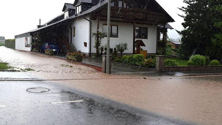 Ein Sturmtief mit Starkregen suchte Freitagnachmittag das Obermain-Gebiet heim und sorgte für jede Menge Feuerwehreinsätze.  Foto: Dieter Radziej