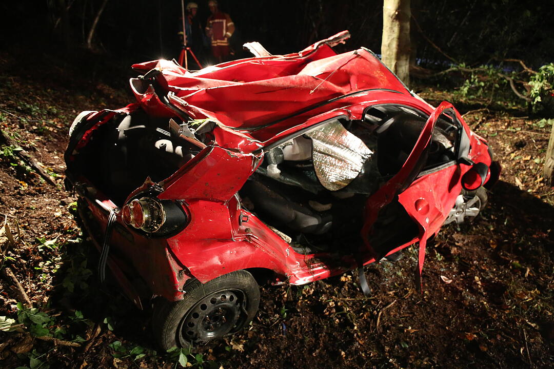 Auto überschlägt sich ab B289 bei Kauerndorf