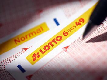 Erst die Anzeige an der Kasse überzeugt sie: Frau aus Bayern sahnt im Lotto richtig ab