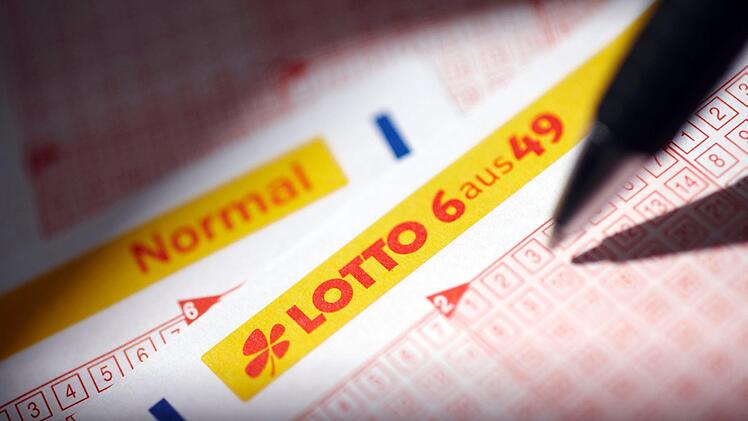 Erst die Anzeige an der Kasse überzeugt sie: Frau aus Bayern sahnt im Lotto richtig ab