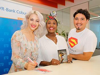 Oana Nechiti (links), Motsi Mabuse und Erich Klann  (im Samba-Fan-Shirt) schrieben fleißig Autogramme.Matthias Hoch