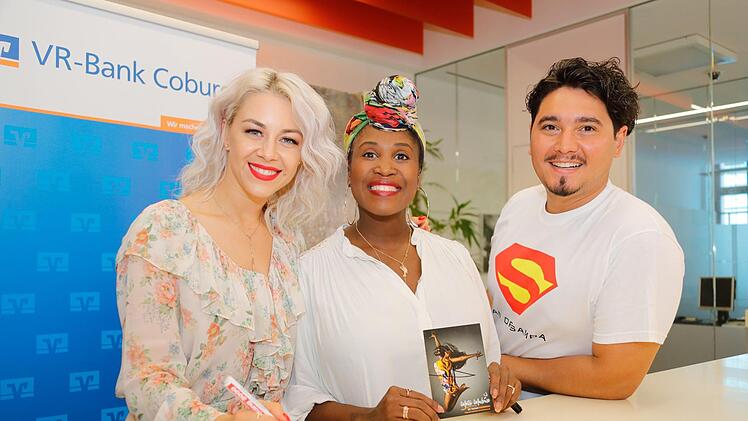 Oana Nechiti (links), Motsi Mabuse und Erich Klann  (im Samba-Fan-Shirt) schrieben fleißig Autogramme.Matthias Hoch