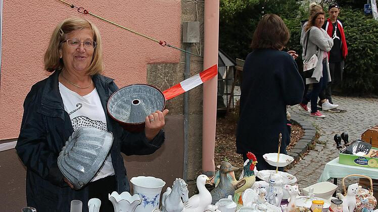 Flohmarkthändlerin Walburga Krug kommt aus Hirschfeld. Ihr Verkaufsstand  ist ein Paradies für Porzellan-Liebhaber, aber auch Kuchenformen gibt es bei ihr. Foto: Dieter Britz