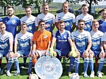 Souverän Meister in der Kreisklasse Itzgrund sind die Fußballer der Spfr. Unterpreppach geworden. Unser Bild zeigt, sitzend von links: Philipp Müller, Trainer Konstantin Körner, Dennis Derra, Philipp Ebert, Heiko Prill, Nils Hohmann, Fabian Fuchs, Jonas Ludewig, Alexander Rößner; stehend von links: Vorsitzender Dominik Präger, Johannes Becht, Johannes Dietz, Spielleiter Marcel Leipold, Daniel Limpert, Philipp Müller, Christian Griebel, Patrick Lübberstedt, Joseph Weiß, Dominik Winkelmann, Mic...