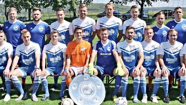 Souverän Meister in der Kreisklasse Itzgrund sind die Fußballer der Spfr. Unterpreppach geworden. Unser Bild zeigt, sitzend von links: Philipp Müller, Trainer Konstantin Körner, Dennis Derra, Philipp Ebert, Heiko Prill, Nils Hohmann, Fabian Fuchs, Jonas Ludewig, Alexander Rößner; stehend von links: Vorsitzender Dominik Präger, Johannes Becht, Johannes Dietz, Spielleiter Marcel Leipold, Daniel Limpert, Philipp Müller, Christian Griebel, Patrick Lübberstedt, Joseph Weiß, Dominik Winkelmann, Mic...
