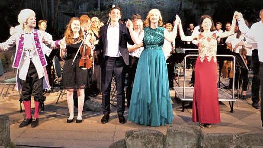 Dirigent Georg Christoph Sandmann gelang es, seine Begeisterung auf die Musiker zu übertragen, die sich mit ihren Solisten Friederike Irmer an der Violine, Josua Gebelein (Bariton) sowie Luisa Lippmann und Theresa Ringeis (beide Sopran) als ein ausdrucksvolles Orchester präsentierten. Foto: Werner Reißaus