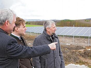 Bürgermeister Jürgen Hennemann (Ebern), Südwerk-Geschäftsführer Manuel Zeller Bosse und Bürgermeister Ralf Nowak (Pfarrweisach) besichtigen die Solaranlage bei Fischbach, die dazu beiträgt, dass Ebern bald energieautark sein soll (von links).  Foto: pr