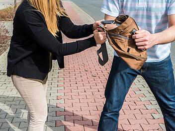 Handtaschenraub in Würzburg: Polizei sucht Zeugen Handtaschenraub in Würzburg: Polizei sucht Zeugen