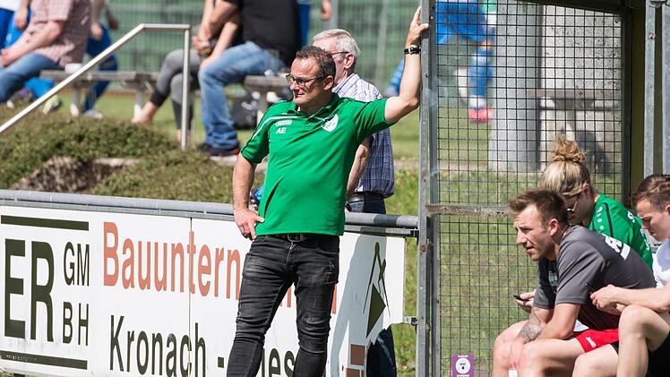 Statt an der Seitenlinie beim Nordwest-Landesligisten SV Friesen arbeitet Trainer Armin Eck derzeit vermehrt im Homeoffice.  Foto: Archiv/ Heinrich Weiß