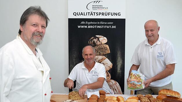 85 Prozent der vorgestellten Brote erhielt ein "Sehr gut", bei der Br&ouml;tchenpr&uuml;fung kam auf diese Traumnote nur ein knappes Drittel - durchgefallen ist bei den 54 Gesamtproben aber kein einziges St&uuml;ck. Unser Foto zeigt (von links) den stellvertretenden Innungsobermeister Heribert Hedrich, Brotpr&uuml;fer Manfred Stiefel vom Deutschen Brotinstitut und erstmals mit dabei B&auml;ckermeister Walter Emmert Vorstandsmitglied der B&auml;ckerinnung aus Hammelburg.  Foto: Peter Rauch