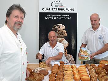 85 Prozent der vorgestellten Brote erhielt ein "Sehr gut", bei der Brötchenprüfung kam auf diese Traumnote nur ein knappes Drittel - durchgefallen ist bei den 54 Gesamtproben aber kein einziges Stück. Unser Foto zeigt (von links) den stellvertretenden Innungsobermeister Heribert Hedrich, Brotprüfer Manfred Stiefel vom Deutschen Brotinstitut und erstmals mit dabei Bäckermeister Walter Emmert Vorstandsmitglied der Bäckerinnung aus Hammelburg.  Foto: Peter Rauch