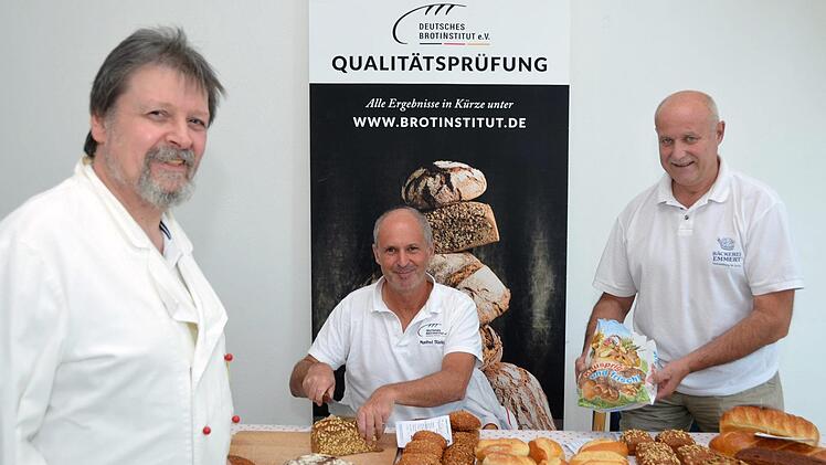 85 Prozent der vorgestellten Brote erhielt ein "Sehr gut", bei der Brötchenprüfung kam auf diese Traumnote nur ein knappes Drittel - durchgefallen ist bei den 54 Gesamtproben aber kein einziges Stück. Unser Foto zeigt (von links) den stellvertretenden Innungsobermeister Heribert Hedrich, Brotprüfer Manfred Stiefel vom Deutschen Brotinstitut und erstmals mit dabei Bäckermeister Walter Emmert Vorstandsmitglied der Bäckerinnung aus Hammelburg.  Foto: Peter Rauch