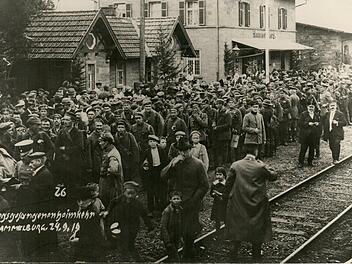 Die Kriege der vergangenen Jahrhunderte hinterließen immer auch in Hammelburg Spuren. Das Foto zeigt die Rückkehr von Kriegsgefangenen am Hammelburger Bahnhof nach dem Ersten Weltkrieg. Von der Rückkehr der Soldaten nach dem deutsch-französischen Krieg und der Siegesfeier vor genau 150 Jahren gibt es dagegen keine Fotografien.