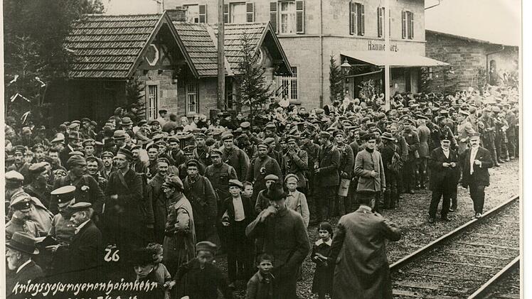Die Kriege der vergangenen Jahrhunderte hinterließen immer auch in Hammelburg Spuren. Das Foto zeigt die Rückkehr von Kriegsgefangenen am Hammelburger Bahnhof nach dem Ersten Weltkrieg. Von der Rückkehr der Soldaten nach dem deutsch-französischen Krieg und der Siegesfeier vor genau 150 Jahren gibt es dagegen keine Fotografien.