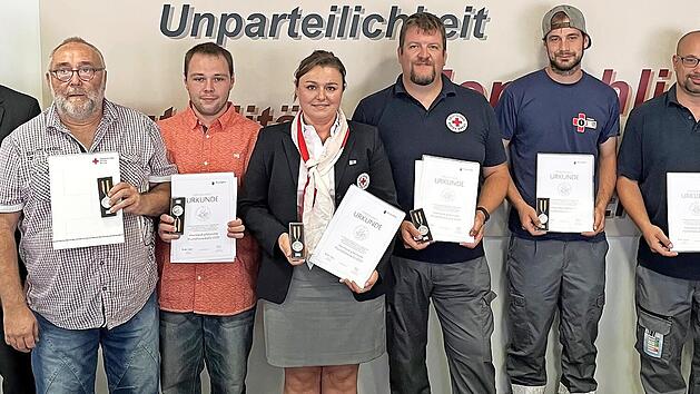 BRK-Kreisbereitschaftsleiter Claus M&uuml;ller (links), BRK-Kreisvorsitzender Christian Mei&szlig;ner (2. v. links) sowie BRK-Kreisgesch&auml;ftsf&uuml;hrer Thomas Petrak (rechts) mit einigen der geehrten BRK-Kr&auml;fte.