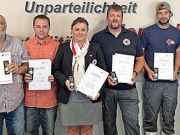 BRK-Kreisbereitschaftsleiter Claus Müller (links), BRK-Kreisvorsitzender Christian Meißner (2. v. links) sowie BRK-Kreisgeschäftsführer Thomas Petrak (rechts) mit einigen der geehrten BRK-Kräfte.