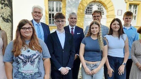 Bei der Bestenehrung (v. l): Lena Krämer (Ebermannstadt, QA), Amelie Aigner (Kirchehrenbach, QA), Stefan Kuen (Abteilungsdirektor), Rafael Singer (Neunkirchen, QA), Michael Waasner (Präsident IHK Ofr.), Tetyana Dementieva (Gräfenberg, MSA), Christ...