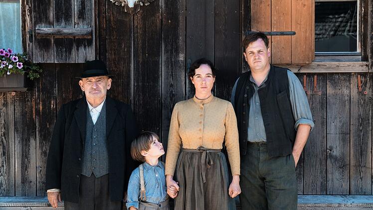 Die Heingeigers, von links: Vater Silvan (Sigi Zimmerschied), Enkel Russl (Max Jung), Tochter Elies (Verena Altenberger) und Sohn Silvan (Frederic Linkemann). Das rechte Gedankengut und die Boshaftigkeit des jüngeren Silvan bringt nicht nur in die Familie Angst und Schrecken.