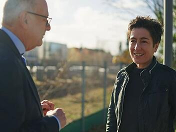 Dunja Hayali spricht in der "Am Puls"-Doku mit Deutsche-Bahn-Experte Hans Leister.