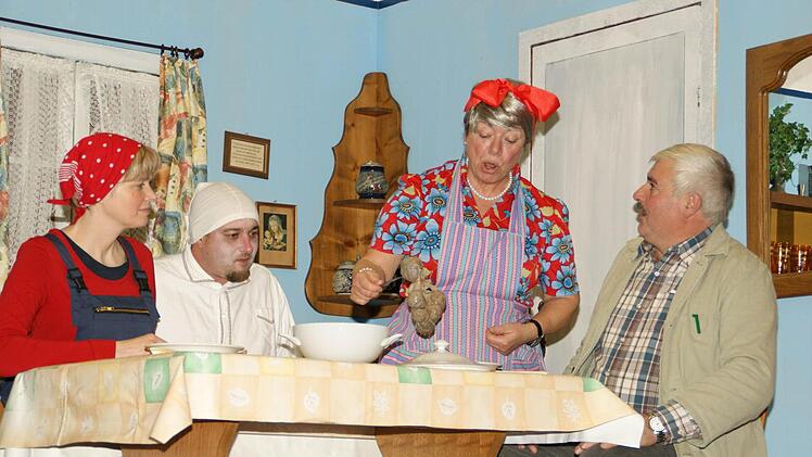 Gegessen wird, was auf den Tisch kommt da kennt Irmine (Eveline Bößert, Zweite von rechts) keine Gnade. Anton (Hans Albert), Rosa (Diana Dirschbacher) und Max (Markus Dorn) vergeht gerade der Appetit.