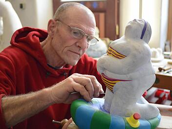 Letzte Vorbereitungen für die Ausstellung: Mit leuchtenden Farben gibt Bildhauer Peter May in seinem Atelier in Heiligenstadt seiner verträumten Marmorlady mit Schlauchboot den letzten Schliff. Foto: Dagmar Besand