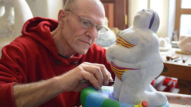 Letzte Vorbereitungen für die Ausstellung: Mit leuchtenden Farben gibt Bildhauer Peter May in seinem Atelier in Heiligenstadt seiner verträumten Marmorlady mit Schlauchboot den letzten Schliff. Foto: Dagmar Besand